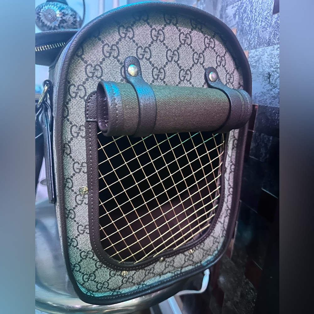 Absolutely beautiful pet carrier+Luggage tag.AMAZING QUALITY!So many compliments